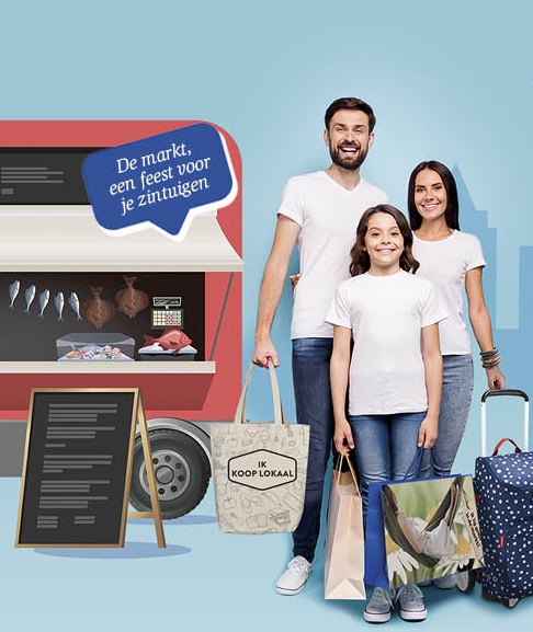 campagnebeeld gezin met boodschappentas op markt