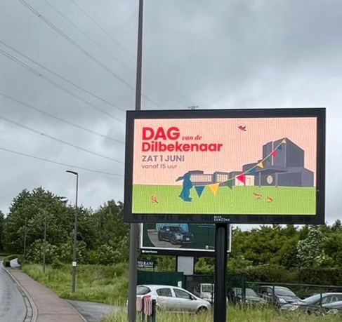 digitaal scherm met reclame voor Dag van de Dilbekenaar