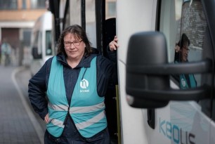 foto vrouwelijke busbegeleider