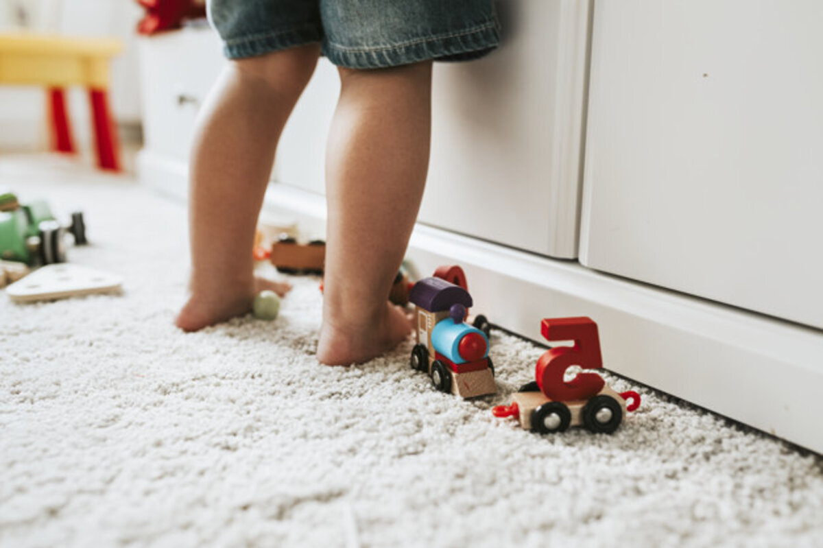 kindervoetjes tussen speelgoed