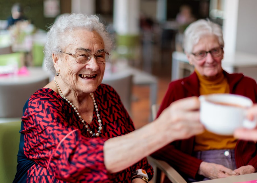 twee oudere dames lachen