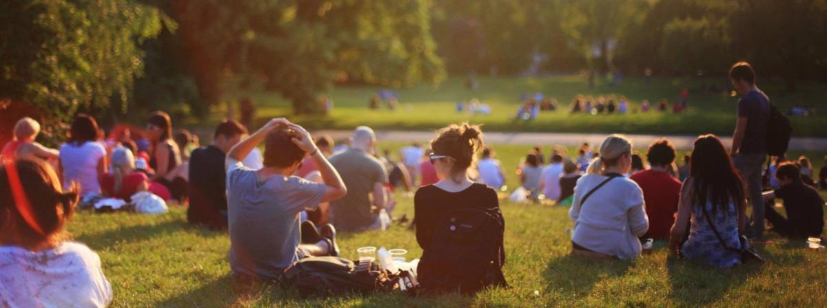 foto van jongeren in een park