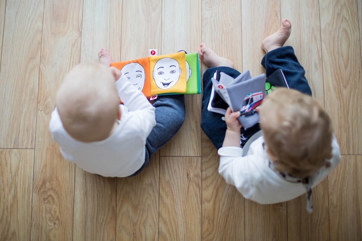 peuters lezen een boekje