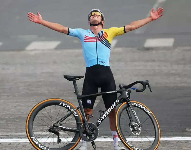 Foto Remco Evenepoel met armen in de lucht