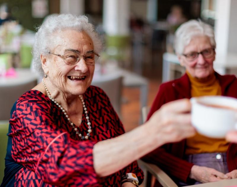 twee oudere dames lachen