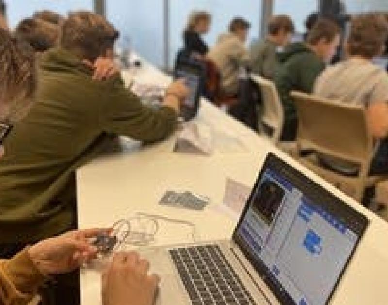 Programmeren in JavaScript, HTML en CSS met CodeFever in jouw buurt - E-Riders Level 2 © VZW CodeFever