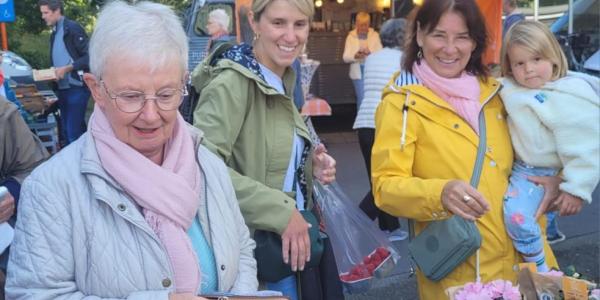 dames kiezen een plantje uit