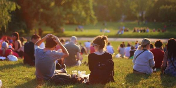 foto van jongeren in een park