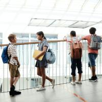 jonge tieners in een gang van een schoolgebouw