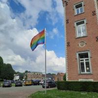 Regenboogvlag aan kasteel