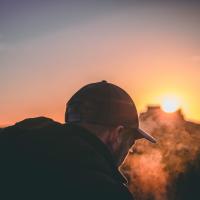 man met pet in zonsondergang